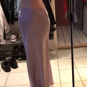 Lilac maxiskirt  - Ljuslila maxi kjol i satin med slits.