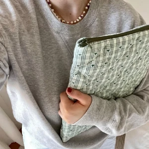 Quiltat datorfodral - Handsytt fodrat (quiltat) datorfodral. Passar en 13,3” dator eller mindre (tex MacBook Air mfl) skyddar och isolerar när det är kallt. Återvunna material, naturligtvis tvättade. FLER TYGER I MIN PROFIL! 🔥