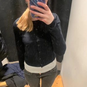 Gullig kofta  - Super fin gullig kofta som jag köpte för inte så länge sen. Den har inga defekter eller något. Skriv vid intresse.💞