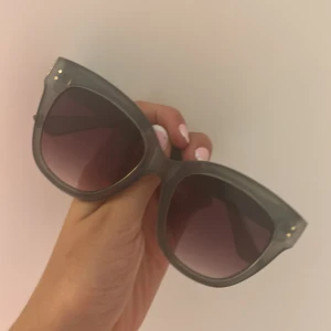 Solglasögon  - Jättefina mörkgröna solglasögon orginalpris 129 kr från Kappahl ❤️🫶🏻 Säljer nu pga att jag har mååååånga solglasögon 