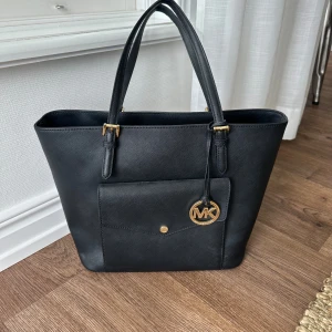 Michael kors väska - Michael Kors  Svart Handväska  Fint skick. Nypris: Cirka 3500  Accepterat pris: 1000