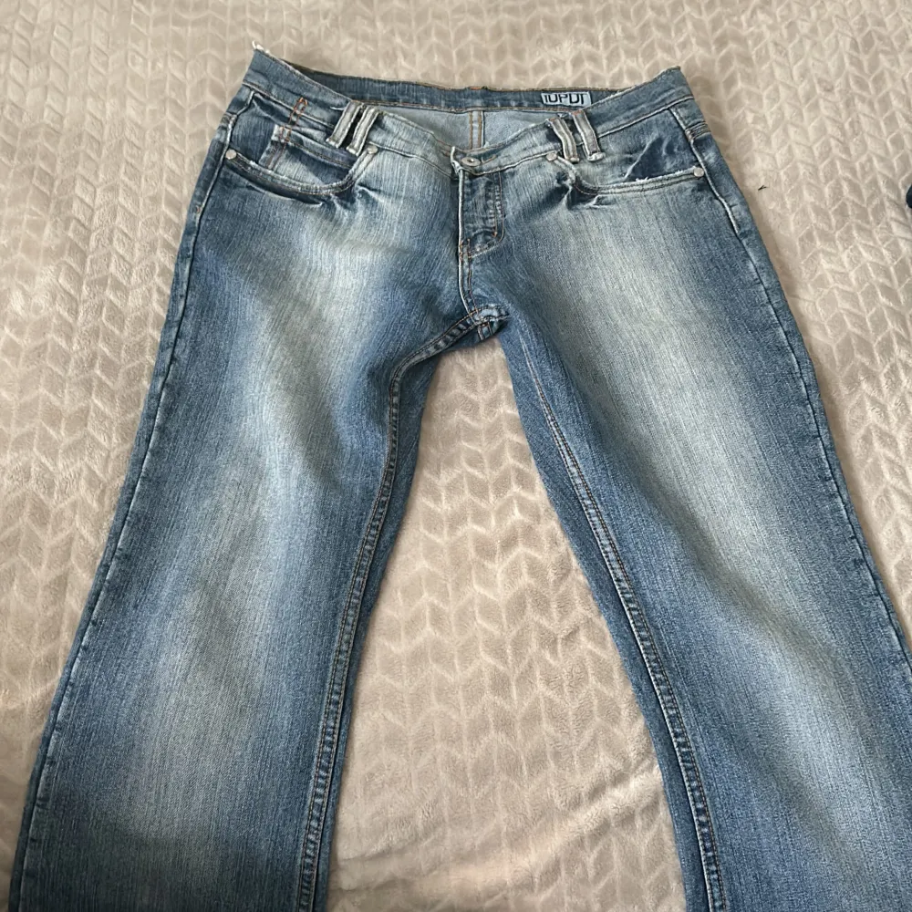 lågmidjade jeans, inga defekter köpte här på plick men passade inte mig tyvärr.  innerbensmått: 85cm  midja:84  skriv privat vid frågor eller önskemål om bild med jeansen på💓🙌🏻. Jeans & Byxor.