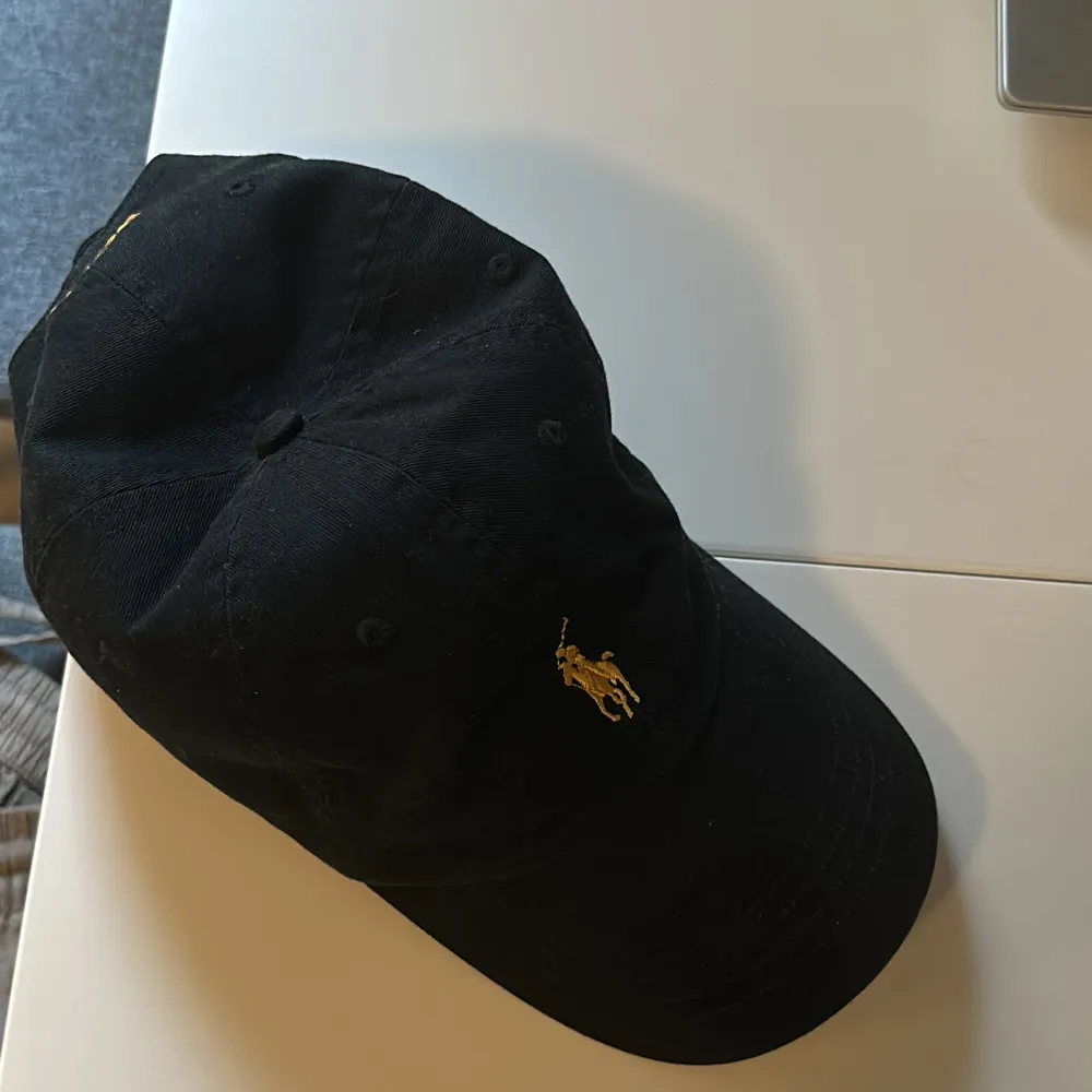 Svart polo Ralph lauren keps. I mycket fint skick endast använd ett fåtal gånger. . Accessoarer.