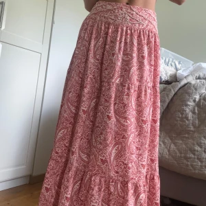 Mönstard långkjol - Populär långkjol ifrån zara. Midwaist. Super fint skick!❤️