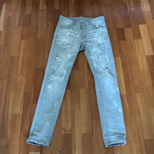 Dsquared jeans  - Säljer ett par feta dsquared jeans i storlek 31 passar s-m 