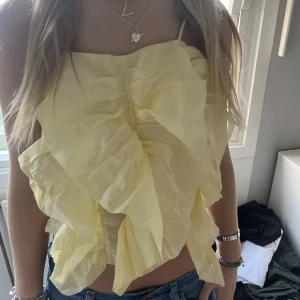 topp - Jättefin topp från hm som jag har köpt här på plick i linnen material som passar till mycket. Perfekt topp till utomlands resor!! bilden är tagen från gammla ägaren men har bara använt en gång så den ser lika ut utan några defekter alls💕hör av innan köp