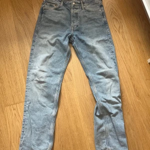Jack and Jones jeans - Säljer ett par jeans från Jack and Jones i färgen ljusblå nypris är ca 600 kr och mitt är 150 bara att fråga om ni undrar något 