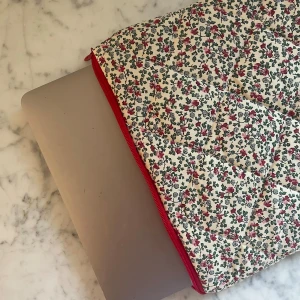 Snyggt datorfodral - Handsytt fodrat (quiltat) datorfodral. Passar en 13,3” dator eller mindre (tex MacBook Air mfl) skyddar och isolerar när det är kallt. Återvunna material, naturligtvis tvättade. 