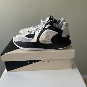 Kyrie Low 5 White Gold🤍💛 - Kyrie Low 5 White Gold🤍💛 skick 6/10 Og box, kom dm för frågor eller bilder.  Priset är inte hugget i sten 🪨 