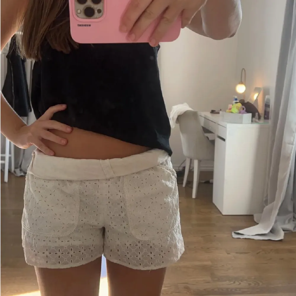 Super fina broderade shorts men tyvärr har jag redan ett par liknade och därav väljer jag att sälja dessa💗skriv för mått fler bilder osv . Shorts.