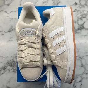 Adidas Campus 00s ”Wonder White Gum” - Helt nya och oanvända Adidas Campus 00s ”Wonder White Gum”. Storlek: 39 1/3. Pris:1500+frakt. Skicka ett meddelande vid intresse! 