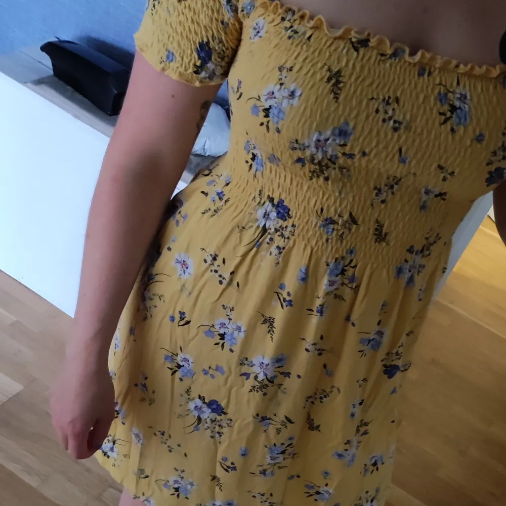 Mycket söt klänning i fint skick . Mekot.