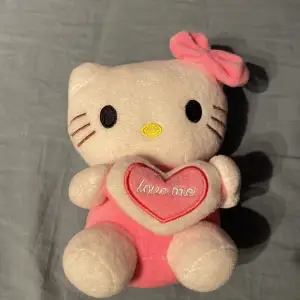 hello Kitty med ett litet hål i baksidan på hjärtat