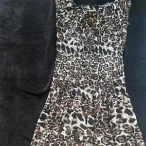 Leopard klänning - Leopard klänning i storlek M men passar perfekt för mig som annars har S. Den når ner till mina fötter, för referens är jag 1,65❤️🐆