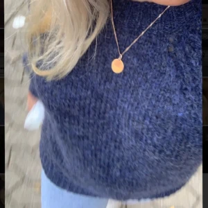 blå stickad tröja  - säljer min blåa stickade tröja💞