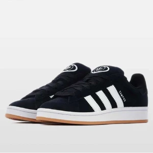 Campus 00s - Säljer mina super snygga Campus 00s ”Black white gum” då dom inte kommit till någon användning. Inköpta denna sommar och har använt dom ca två gånger så dom är som nya 🤩