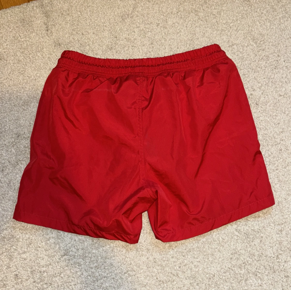 Röda Moncler badshorts  - 92