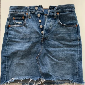 Levi’s kjol - Superfin jeanskjol från Levi’s i bra skick🤍