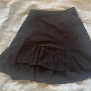 Kort svart kjol - Supersöt svart kjol från Vero Moda kjol i storlek S. Jag har aldrig använt kjolen så prislappen är fortfarande på