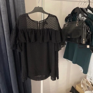 Svart blus - Svart blus från J.Crew i storlek xs. Fint skick!