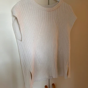 Vit väst Zara - Säljer denna då jag inte använder den, lite smink fläckar i kragen men det går nog att tvätta bort. Storlek M men lite större i storleken.