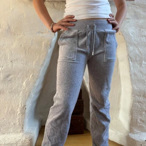 Juicy couture byxa i grå melange - Storlek xs i gråa juicy byxor. Fint använt skick.Materialet är gjort i grå melange. 80% bomull och 20% polyester 🩶