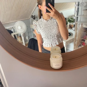Prickig topp - Jättefin topp från design by si som tyvärr blivit för liten för mig. Storlek Xs/S och i mycket bra skick!
