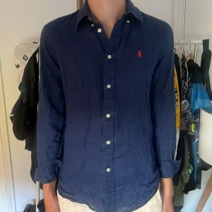Ralph Lauren Linneskjorta - Säljer denna fett grischiga linneskjorta som är i perfekt skick! Storlek M men passar S också😁 Hör gärna av dig vid funderingar!