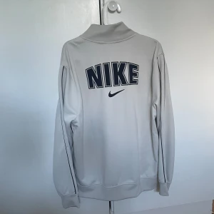 Nike kofta  - Stilig Nike sportswear kofta. Använd bara ett par gånger. Koftan är sällsynt och svårt och få tag på. Köpt från Zalando för 849kr 