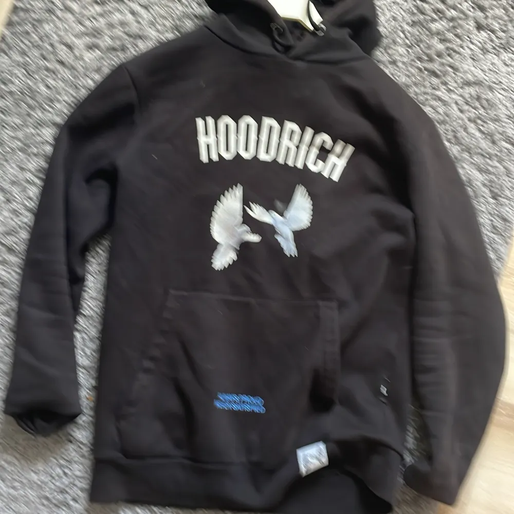 Den är som ny skick och passar till allt . Hoodies.