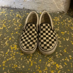 Vans - Rutiga vans, svart o vit💗💗Använda men fortfarande i hyfsat bra skick💗Äkta!
