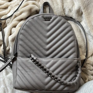 Victoria secret väska - Säljer min VS väska, jätte fint skick inga repor eller nåt.Nypris runt 900kr och säljer nu för 450kr går inte att köpa längre💕