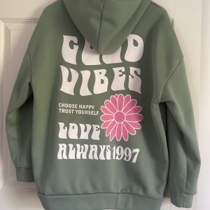 Hoodie med tryck i bak  - Mint grön hoodie med tryck i bak i storlek L men är liten i storlek så skulle säga att den sitter som M. Inga defekter, säljs pga garderobsrensning💗