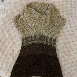 Stickad tröja - Stickad, kortärmad tröja från Jane Norman. Supermjukt material, perfekt nu till hösten!