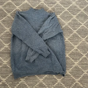 Fin tjocktröja av lammull  - En fin tjocktröja av lammull i storlek 42/44 stockholmstil ljusblå/grå