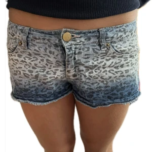 Low waist shorts - Säljer dessa sjukt snygga jeans shortsen. Dom är lågmidajde med leopard mönster och passar ungefär 34/36 då dom är stretchiga. 