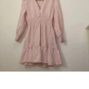 Zara klänning - Rosa jättefin klänning från zara. Nyskick andvänder 2-3 gånger. 