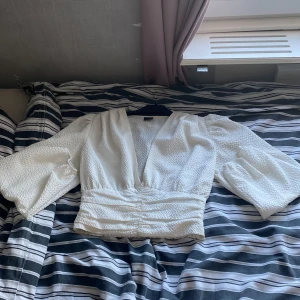 Vit blus - Jätte fin vit blus från Gina tricot.💕 Säljes då den är för stor för mig Obs!! Har katter i hemmet 