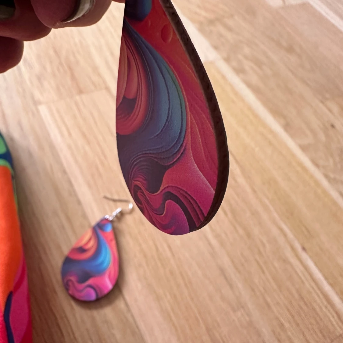 Matchande örhängen till färgglad blus - 91