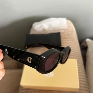 Solglasögon  - Säljer mina solglasögon från corlin eyewear i modellen CELESTE black black, dom är helt oanvända och fodral och allt ingår. Säljs då jag fick dom i pressent och tyckte inte jag passa i dom, nypris 1299kr