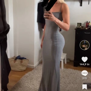 Klänning - Sååå fin klänning som är perfekt nu till sommaren. Helt oanvänd enbart testad🫶🏼 Hör av dig vid frågor. (Lånad bild, skriv för egna)