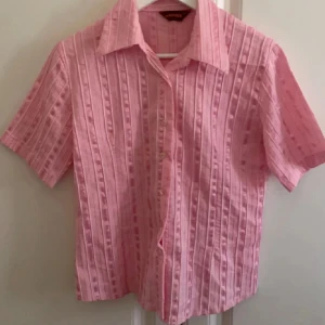 Rosa kortärmad skjorta  - Fin rosa skjorta med sidendetaljer. Aldrig använd:)