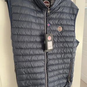 COLMAR väst (HELT NY) - Säljer denna feta colmar väst😎 Aldrig använd så 10/10 condition.🔥(ALLA TAGS) priset är inte hugget i sten, kom privat vid funderingar🔥😎 Kom privat vid några funderingar