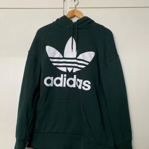 Old school oversized Adidas hoodie! - Super snygg hoodie, i en stor storlek.  Står att det är S, men sitter mer som en M! 