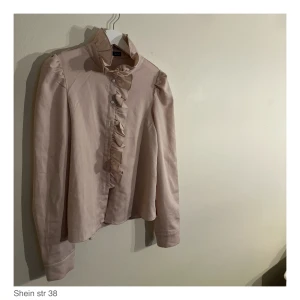 Beige blus med volanger - Beige blus med volanger från Shein. 