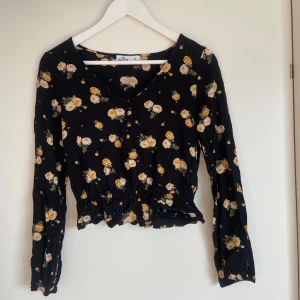 Hollister blommig topp  - Blommig topp från hollister i fint skick🎈 Den är svart med orangea blommor på.   Stl xs 