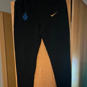 Inter Milan mjukisbyxor - Condition 6/10 Säljs pågrund av för liten storlek Små defekter på baksidan som inte syns 