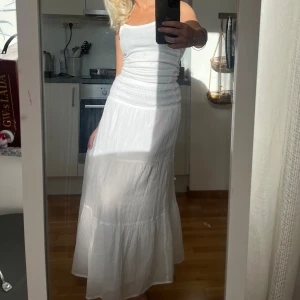 Gina tricot långkjol  - Säljer min långkjol från Gina tricot, är normalt en S/XS och köpte denna på gina young i 164/152 och den passar jättefint 