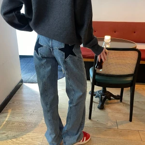 Star jeans w navy stars  - Trendiga jeans med mörkblå stjärnor, köpta från Designbysi. Nyskick och endast använda o tvättade 1 gång men passade tyvärr inte min stil. Storlek S som passar 36/38💕nypris 605kr, första två bilderna är lånade från hemsidan.