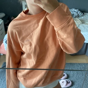 Levis tröja - Säljer denna hoddien från Levis då den inte har kommit till användning! Köpt för ca 2 år sedan men är i nyskick. 